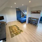 Lovely Spacious Loft Close To Train Station