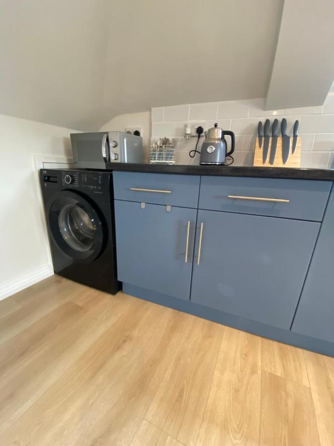 Lovely Spacious Loft Close To Train Station