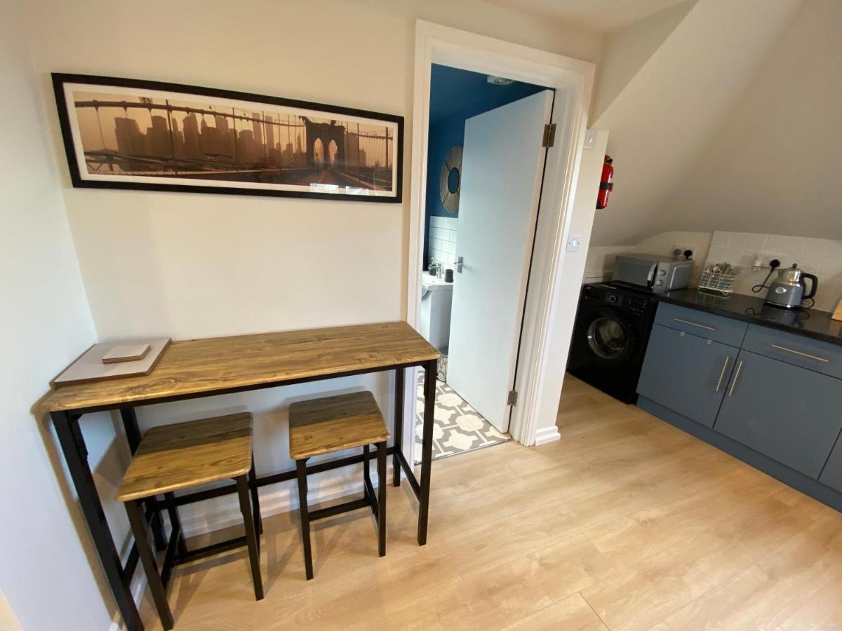 Lovely Spacious Loft Close To Train Station *