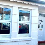 West Lodge- Cosy Home From Home With 3 Bedrooms