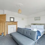 Large Family House In Worthing - 5 Mins From Beach