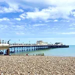 Stunning 2 Bed Apartment Sea Views And Parking