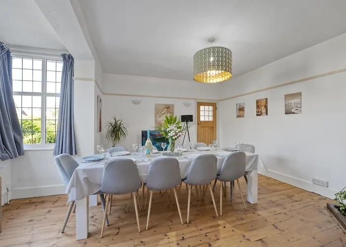 Large Family House In Worthing - 5 Mins From Beach