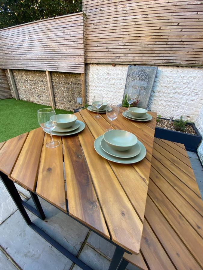 Stylish 2 Bedroom Cottage, Close To Town Centre Holiday home