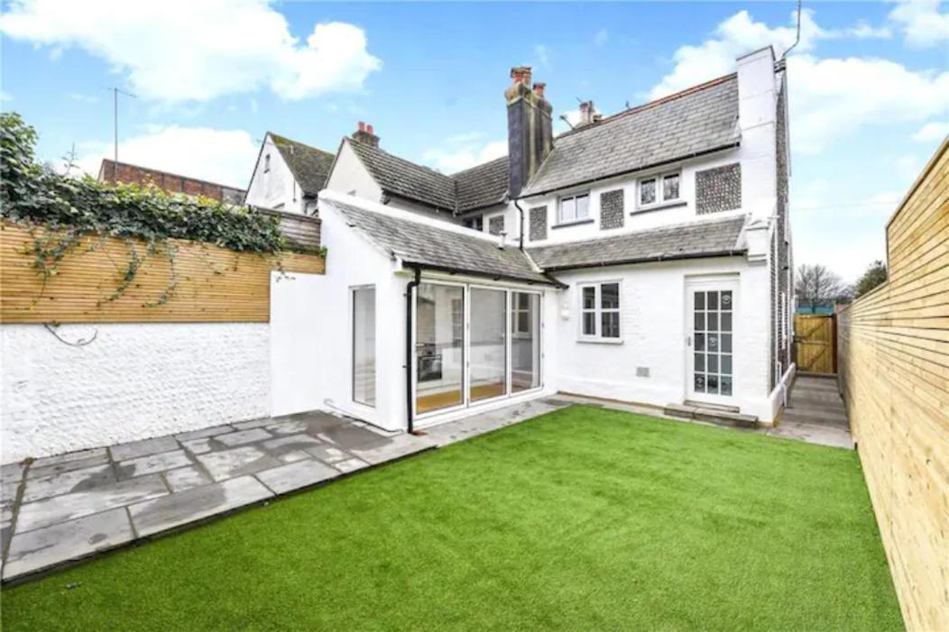 Stylish 2 Bedroom Cottage, Close To Town Centre Holiday home *