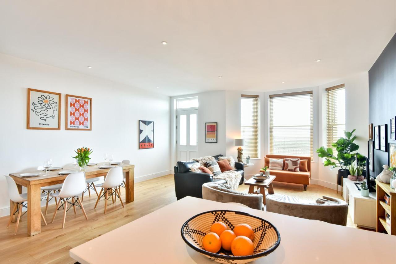 Stunning 2 Bed Sea Views And Parking *
