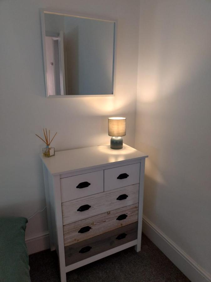 Stylish 2 Bedroom Cottage, Close To Town Centre *
