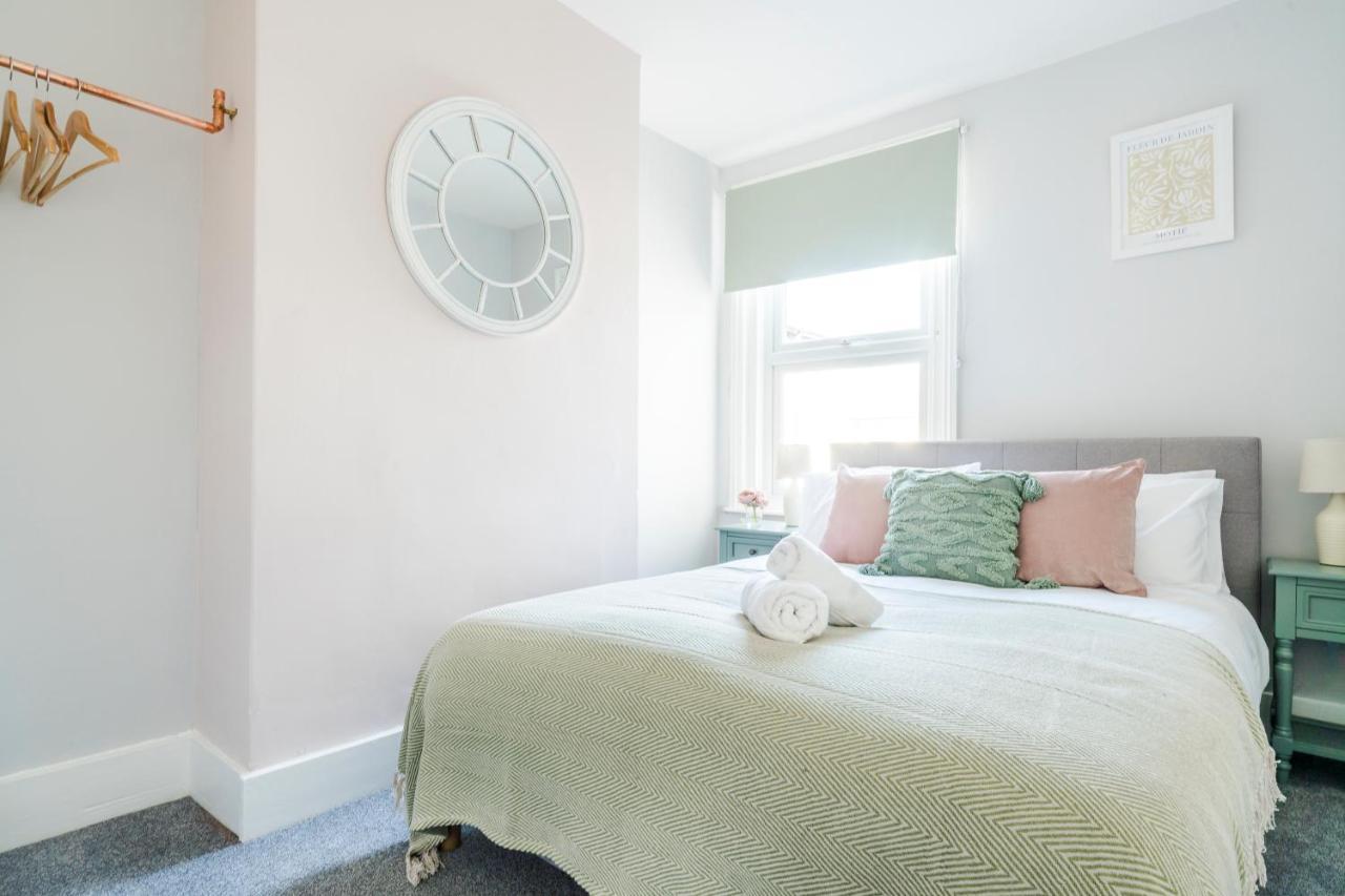 West Lodge- Cosy From With 3 Bedrooms Holiday home *