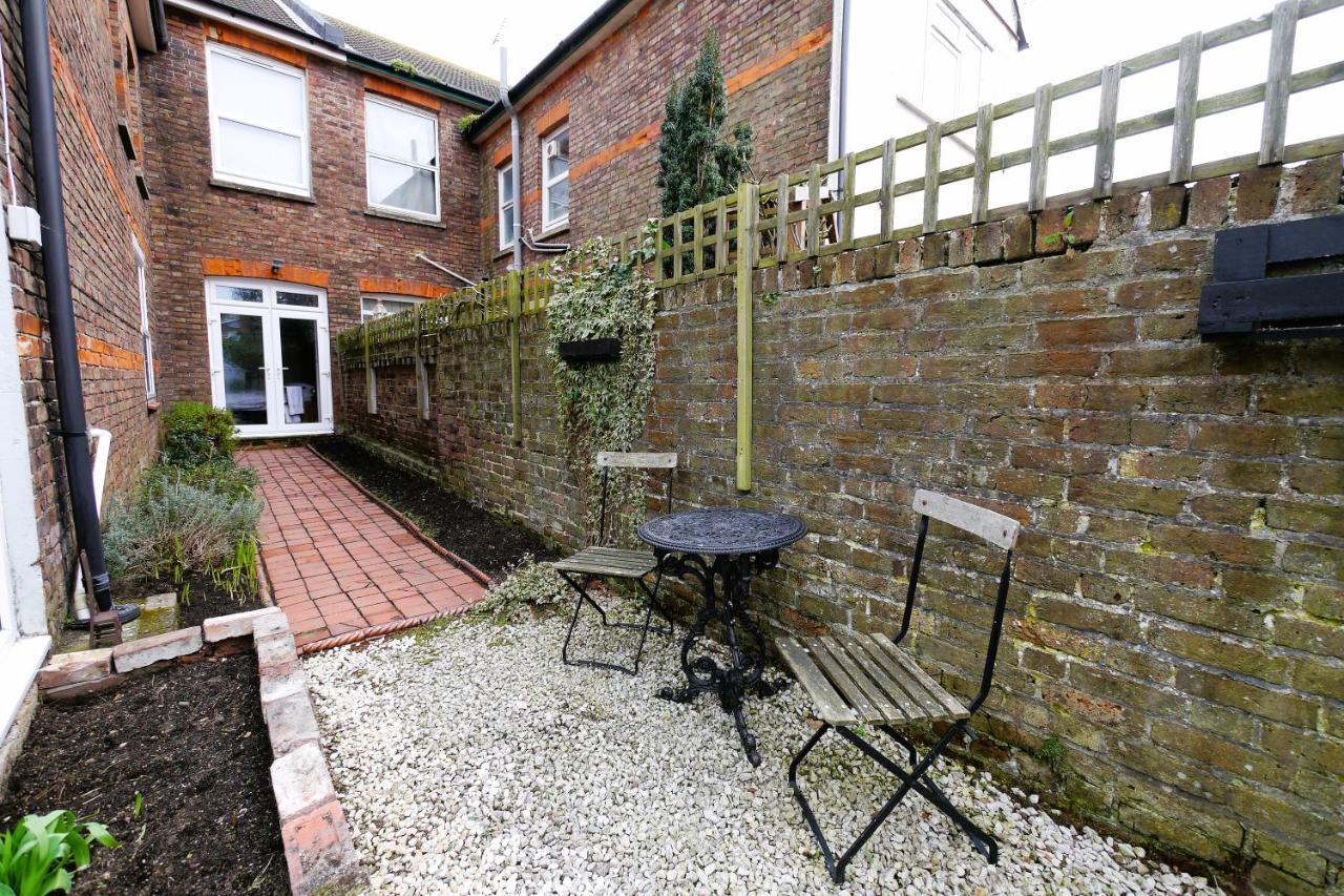 Apartment Quirky Spacious Ground Floor Victorian Garden Flat *
