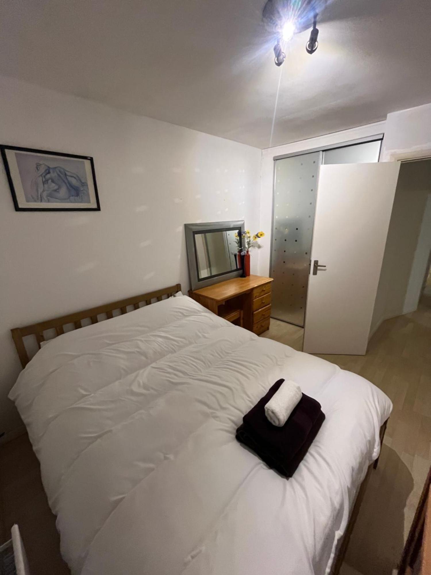 Holiday home Spacious W/ Parking & Garden