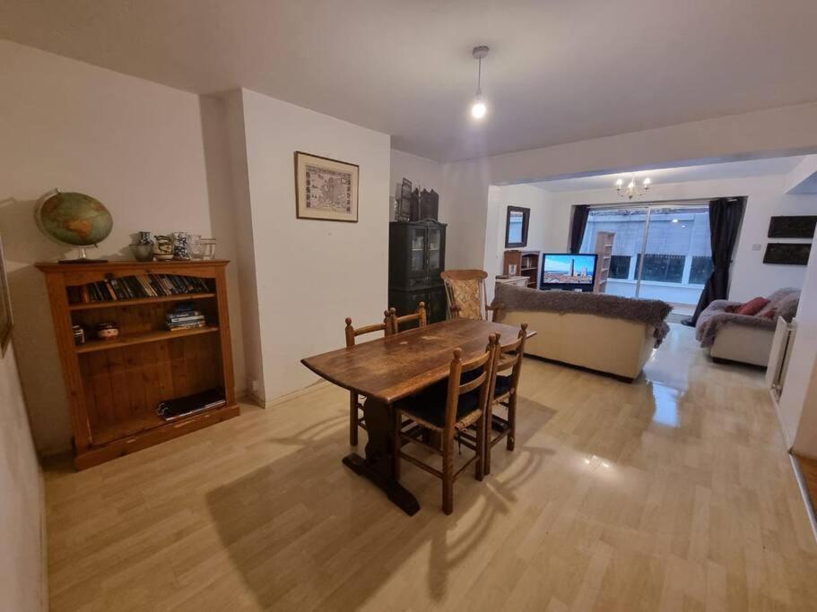 Spacious W/ Parking & Garden Worthing