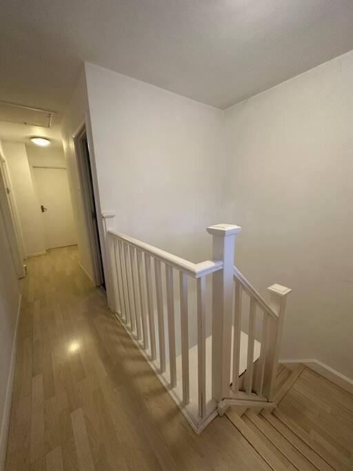 Holiday home Spacious W/ Parking & Garden
