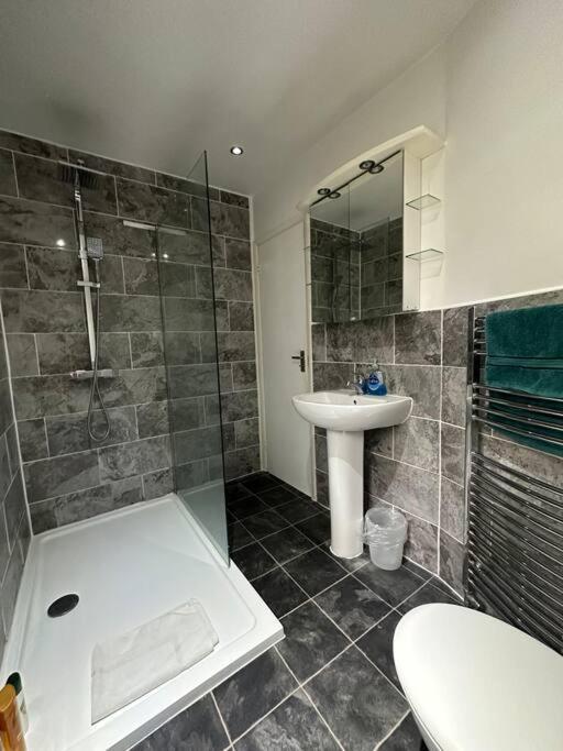 Spacious W/ Parking & Garden Worthing
