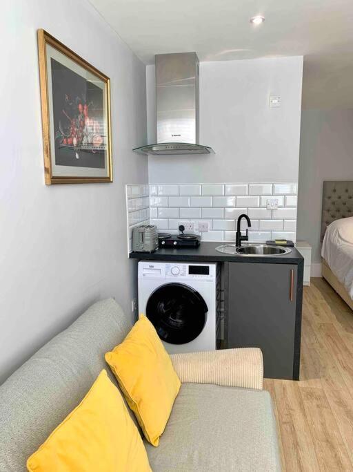 Seaside Snug, By The Beach, In With Parking