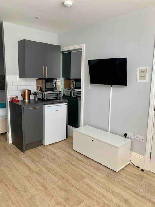 Apartment Seaside Snug, By The Beach, In With Parking *