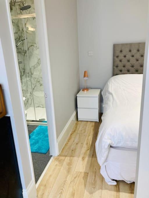 Seaside Snug, By The Beach, In With Parking *
