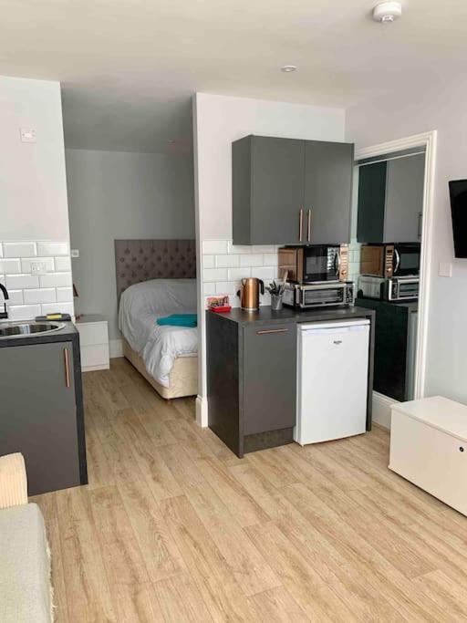 Seaside Snug, By The Beach, In With Parking Apartment Worthing