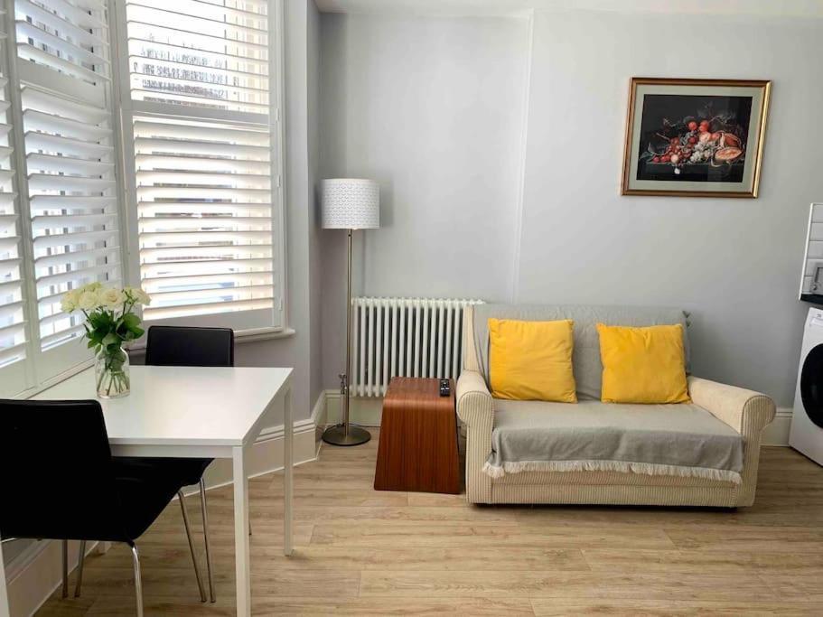 Seaside Snug, By The Beach, In With Parking Worthing