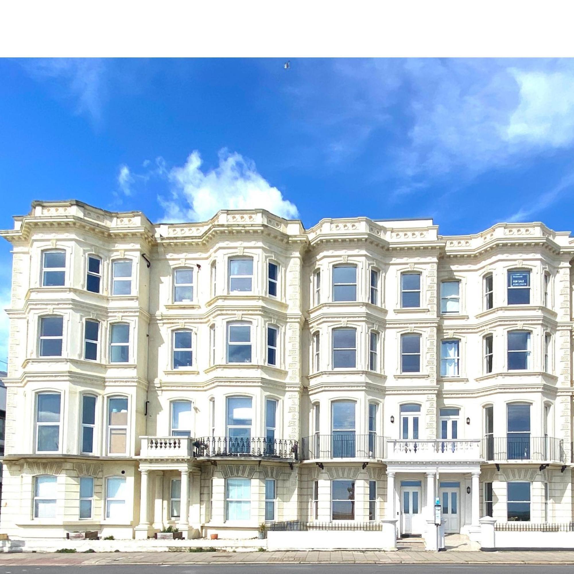 Stunning 2 Bed Sea Views And Parking *