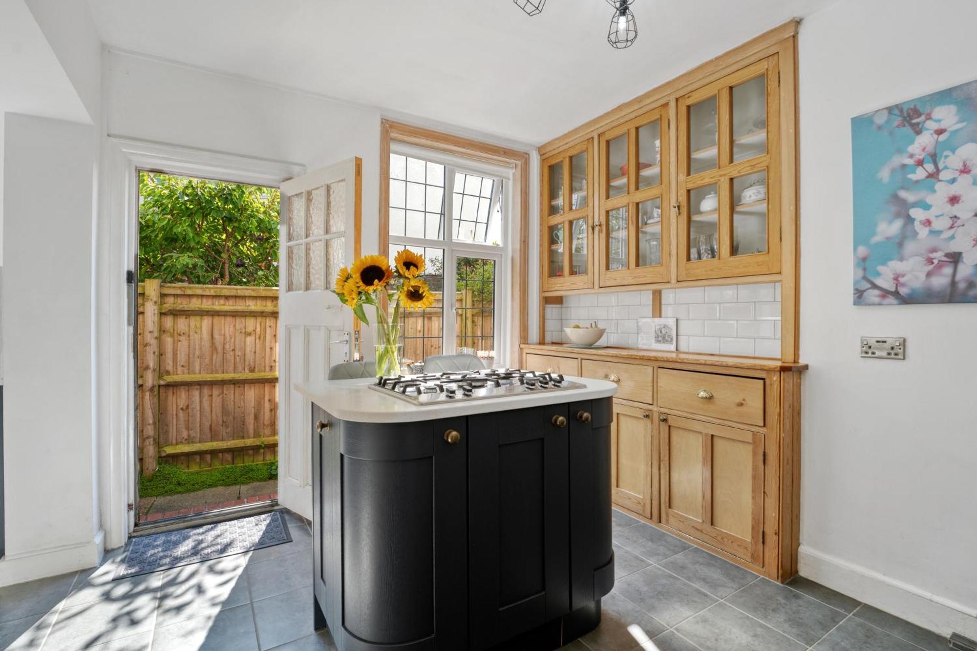Large Family House In - 5 Mins From Beach *
