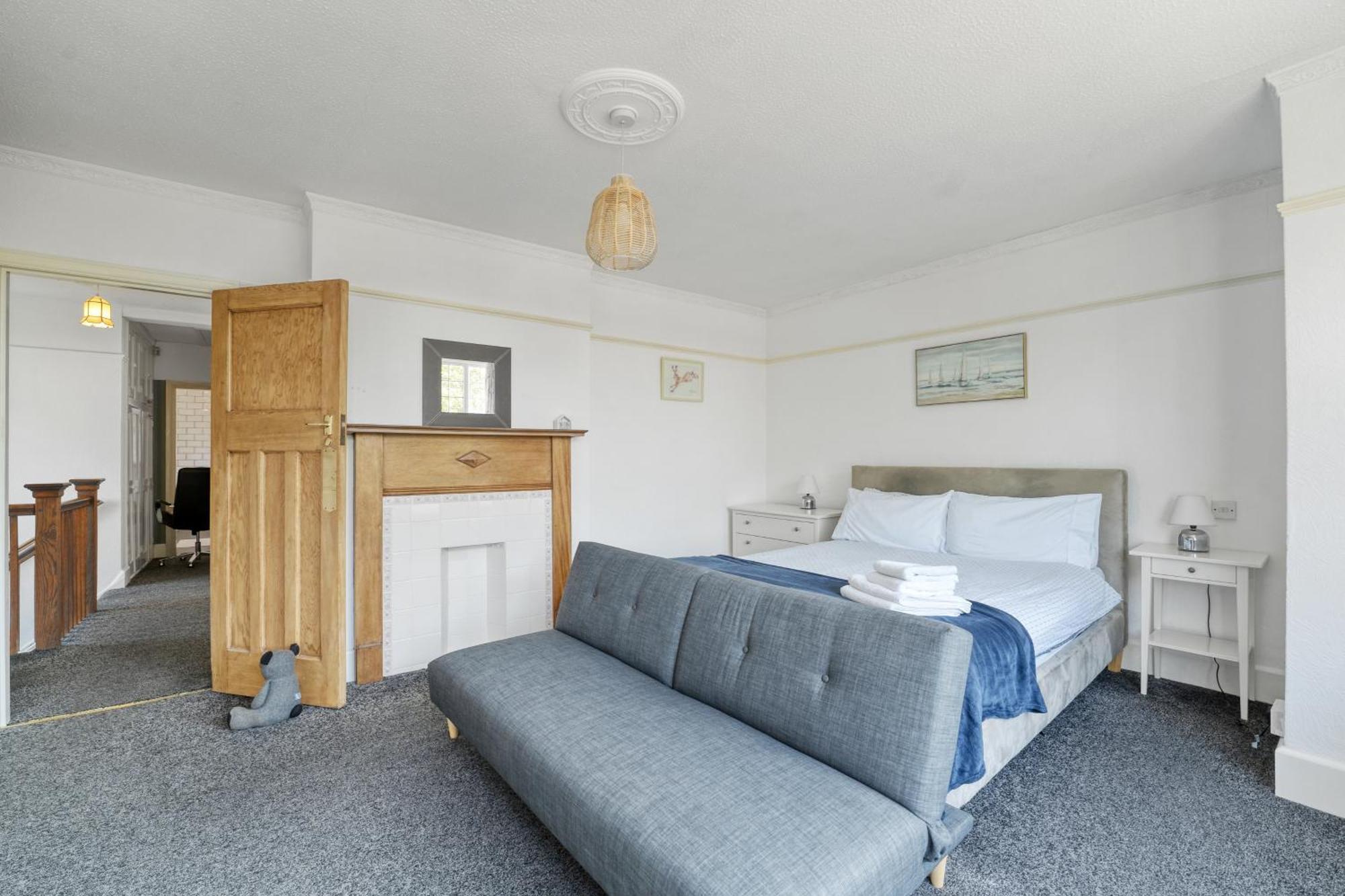 Large Family House In - 5 Mins From Beach Holiday home *