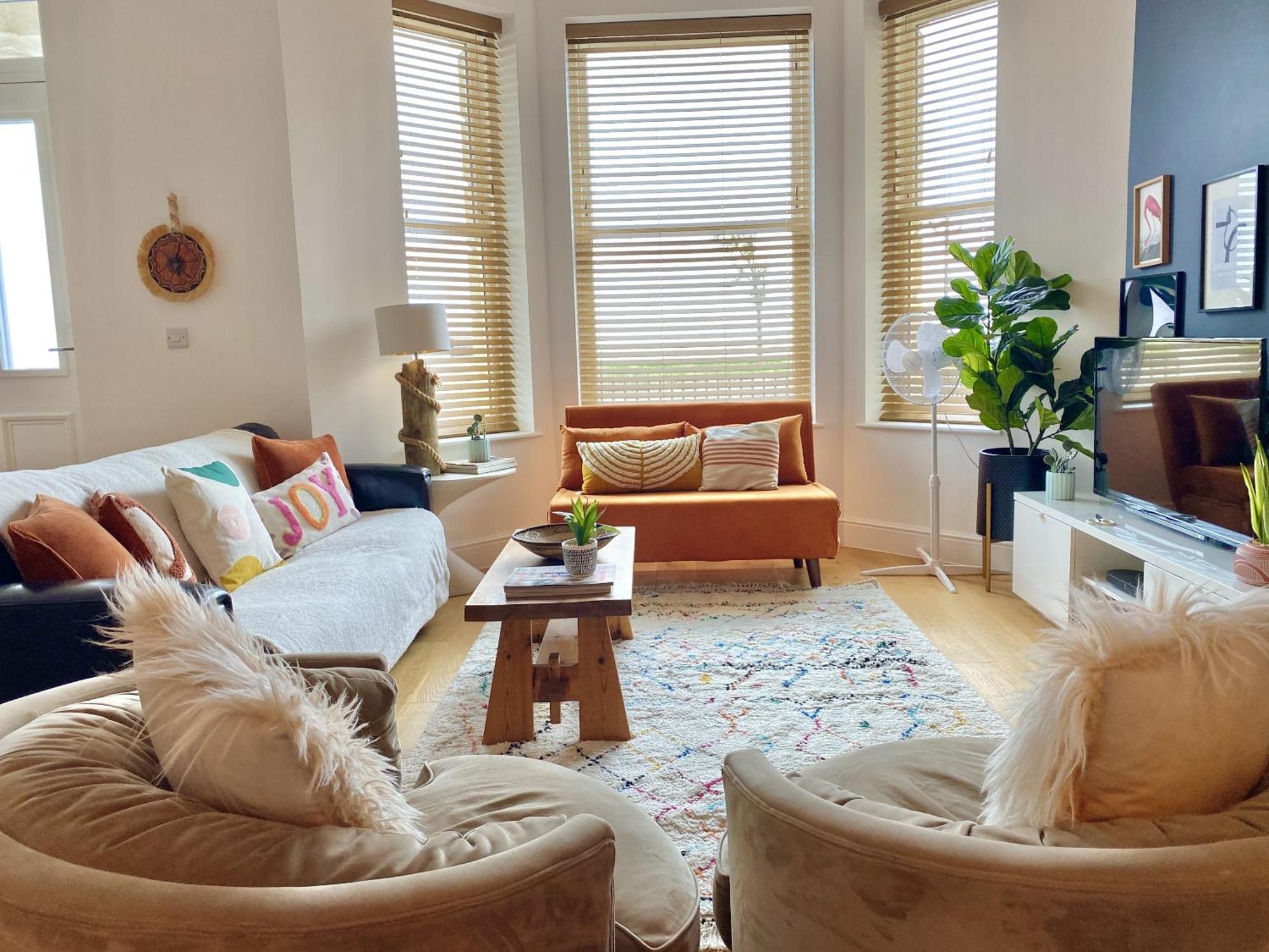 Stunning 2 Bed Sea Views And Parking *