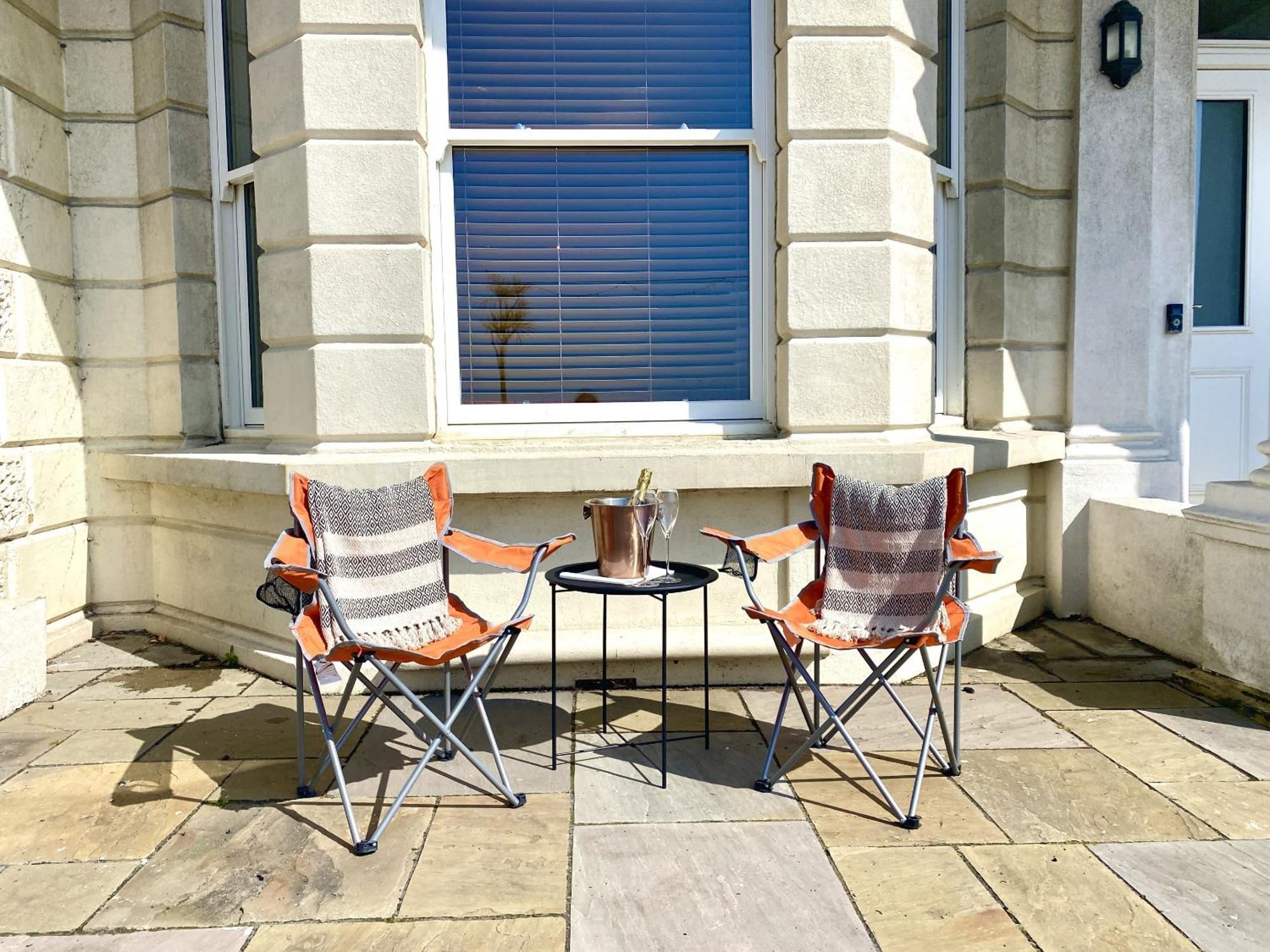Stunning 2 Bed Sea Views And Parking Apartment Worthing