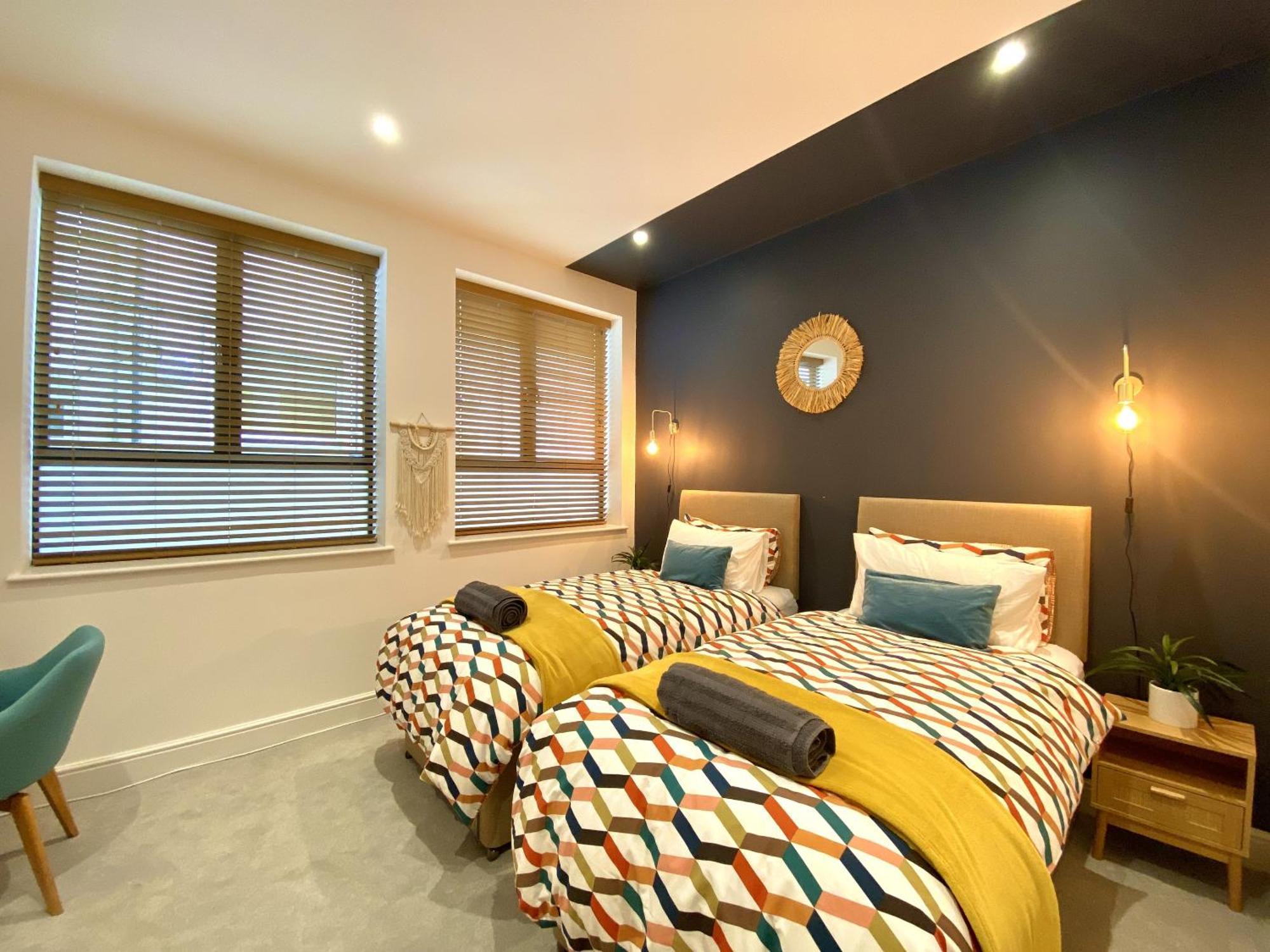 Stunning 2 Bed Sea Views And Parking Apartment *
