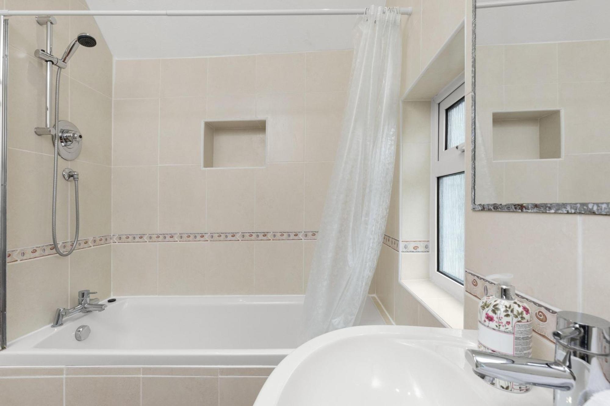 Holiday home Pebble Corner With Free Parking By My Getaways *