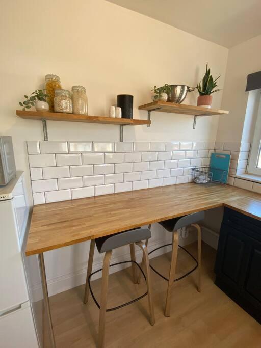 Entire 2 Bed Property, 1 Road Back From The Sea Worthing