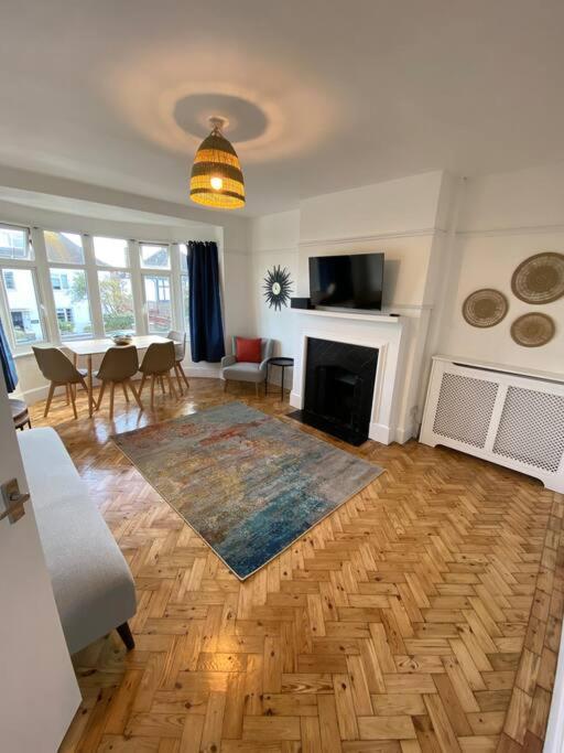 Apartment Entire 2 Bed Property, 1 Road Back From The Sea