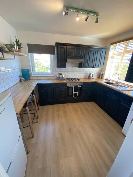 Entire 2 Bed Property, 1 Road Back From The Sea Apartment *