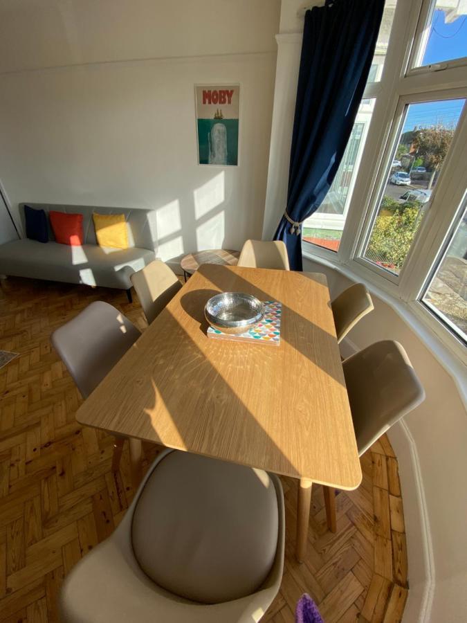 Apartment Entire 2 Bed Property, 1 Road Back From The Sea Worthing