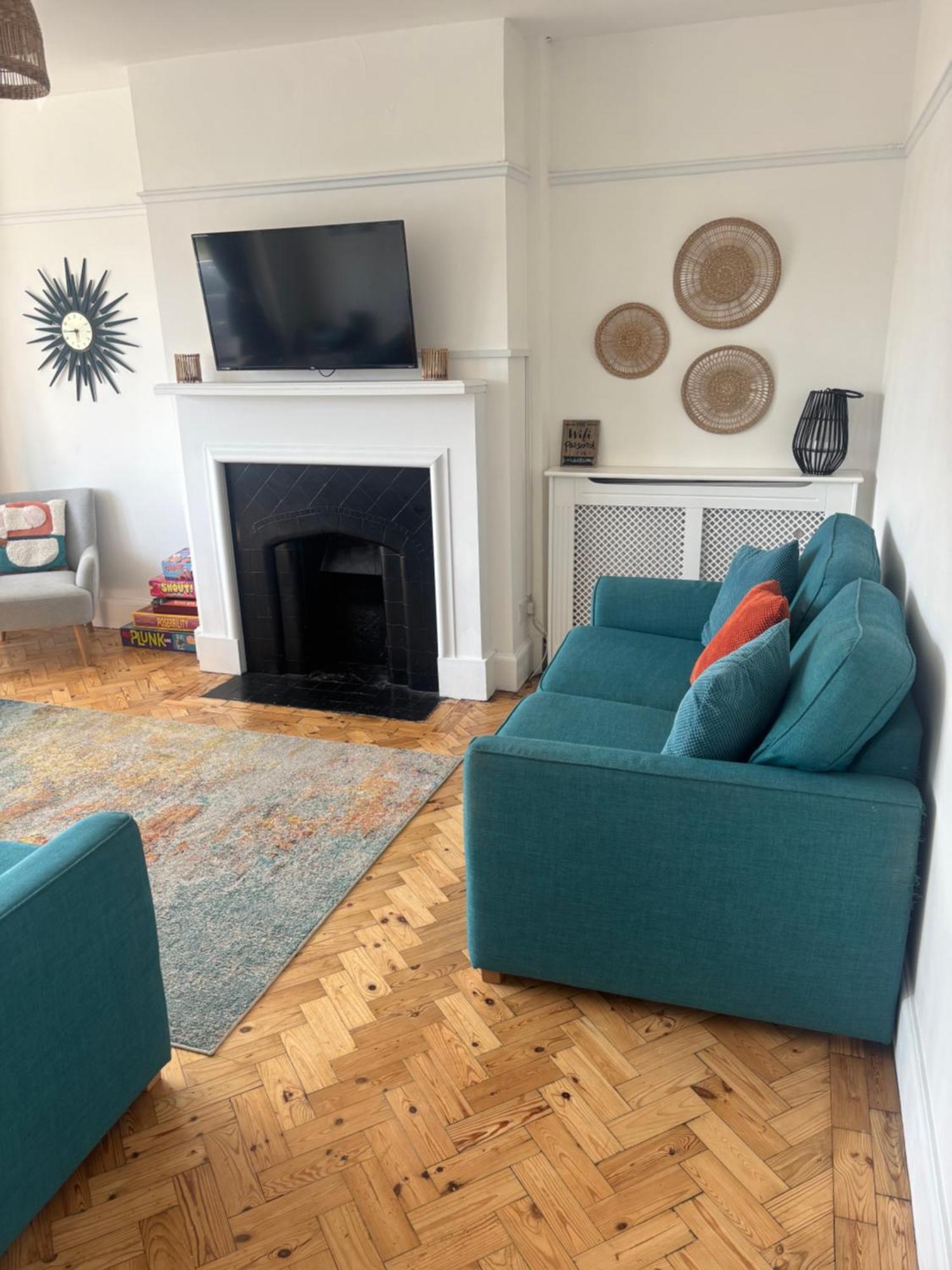 Entire 2 Bed Property, 1 Road Back From The Sea Apartment *